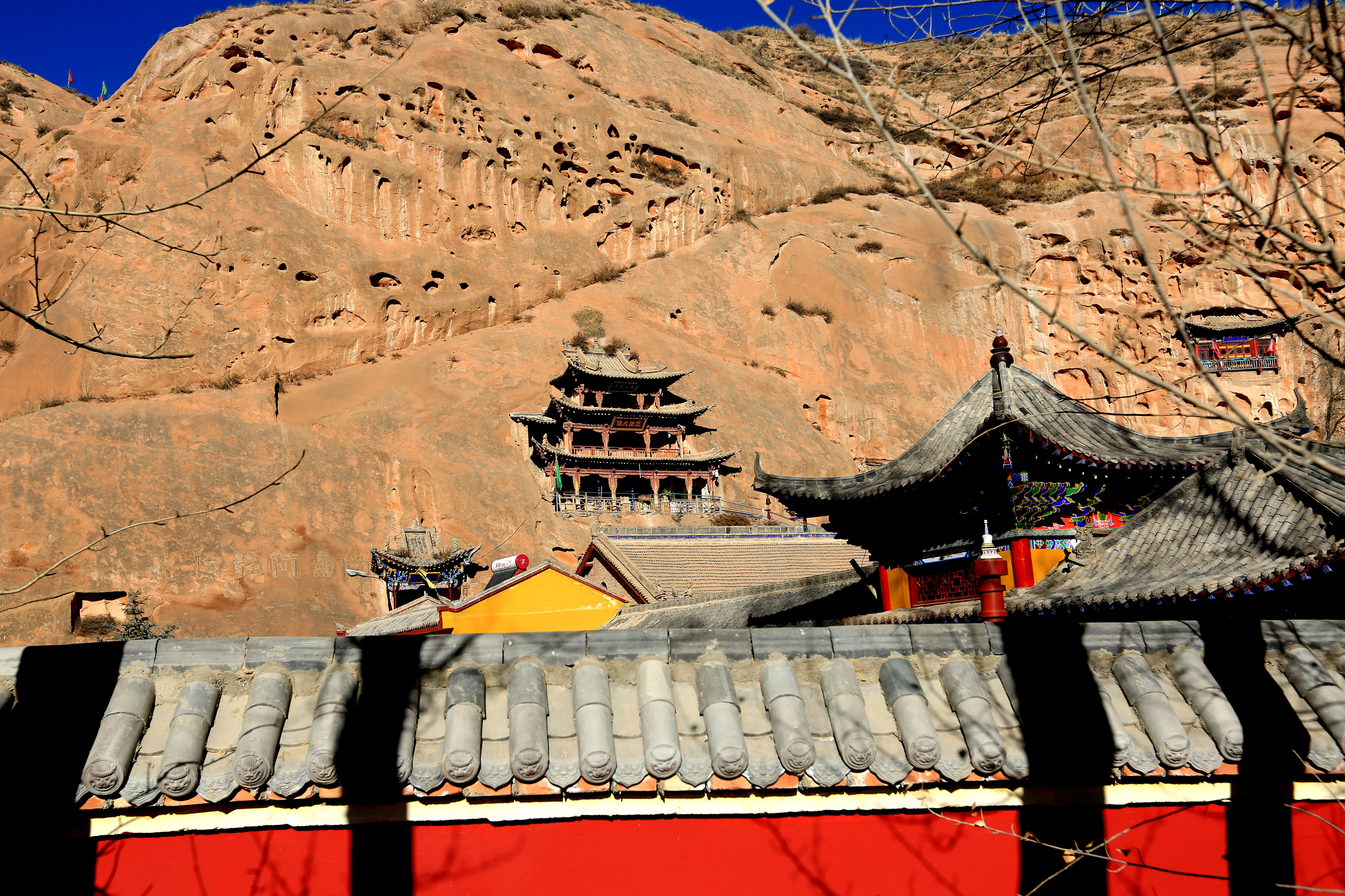 张掖:冬日蓝天下的马蹄寺石窟