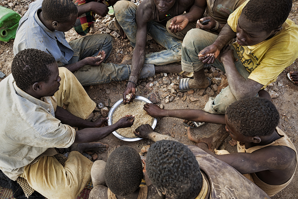 实拍:穷的只剩下黄金的非洲,儿童不上学,每天挖黄金