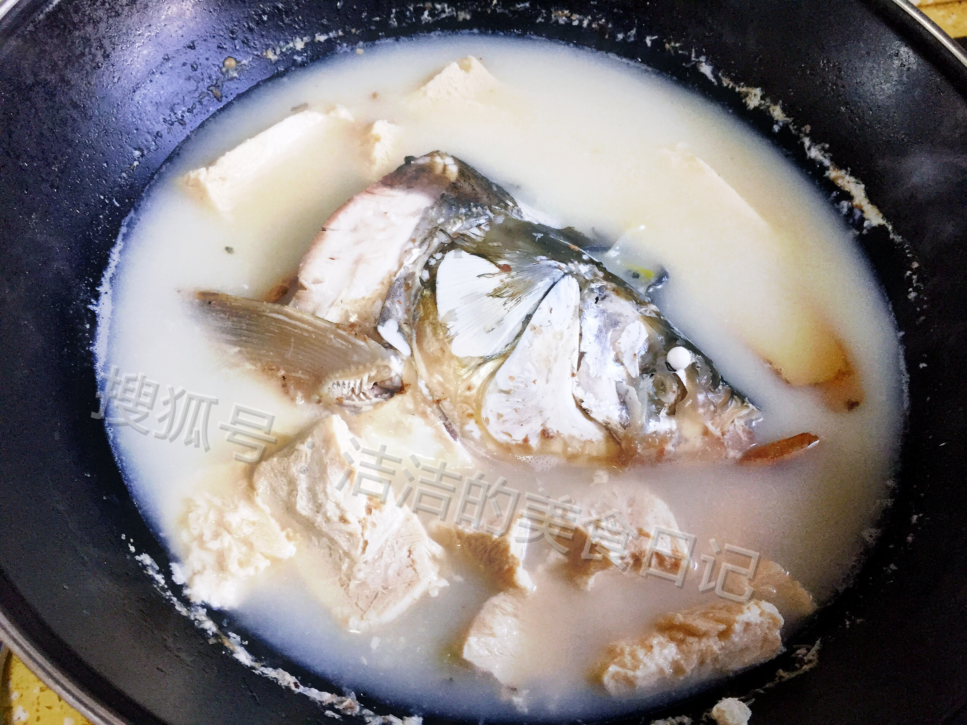 用冻豆腐炖鱼头汤营养鲜美又减肥老少皆宜
