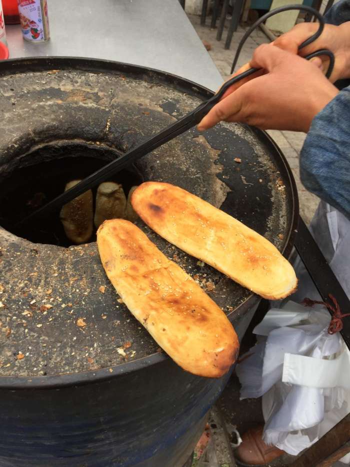 因为大饼形状像极了一个大脚,所以叫大脚烤饼