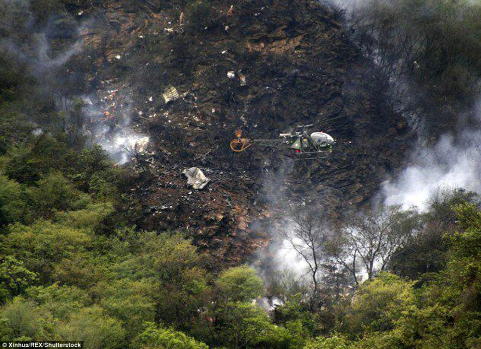 巴基斯坦撞山客机残骸现场,尸体面目全非惨不忍睹