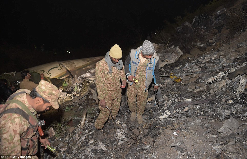 巴基斯坦撞山客机残骸现场,尸体面目全非惨不忍睹