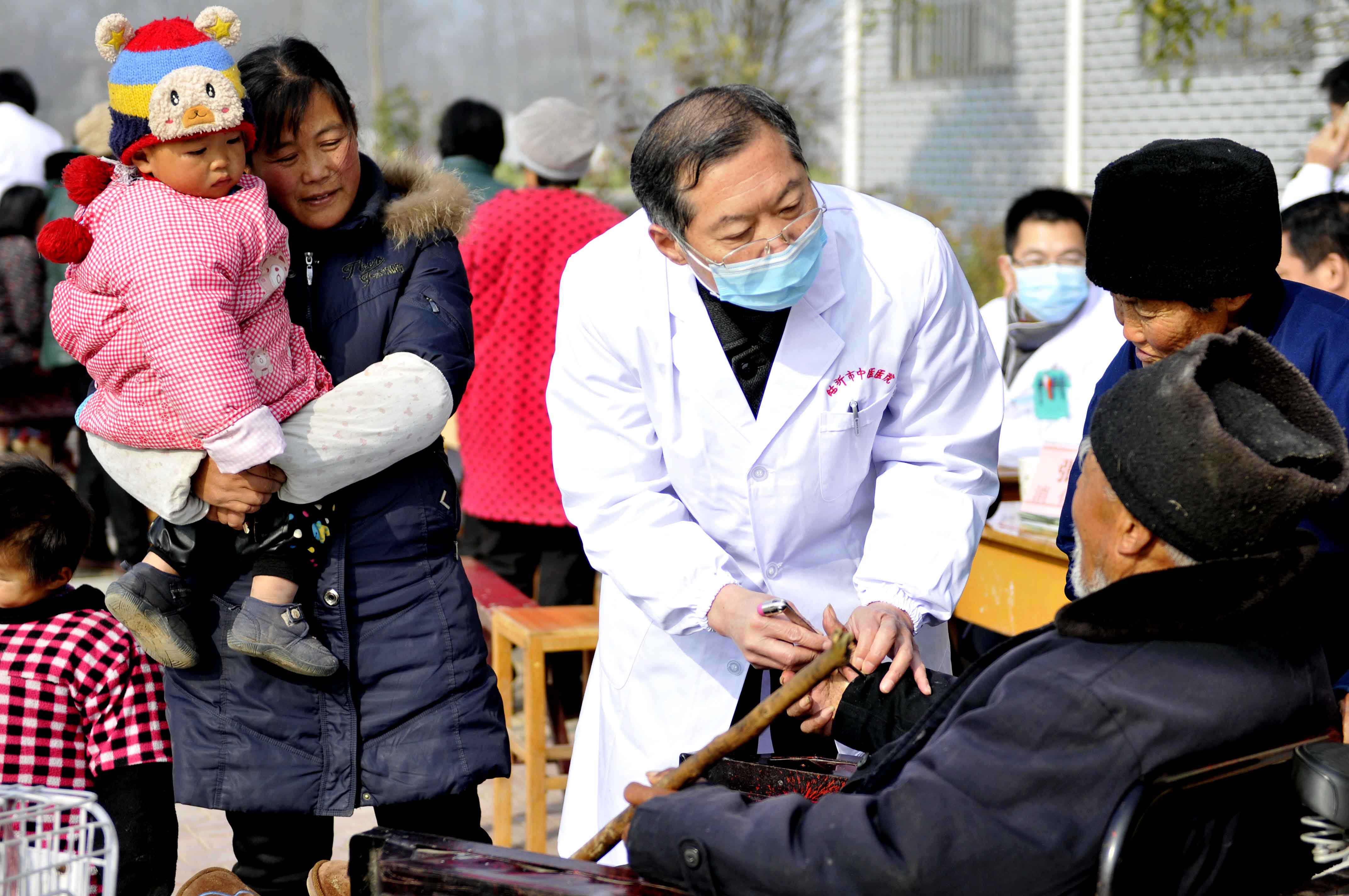 12月8日,山东省临沂市中医院医护专家在郯城县马头镇小刘庄村为村民