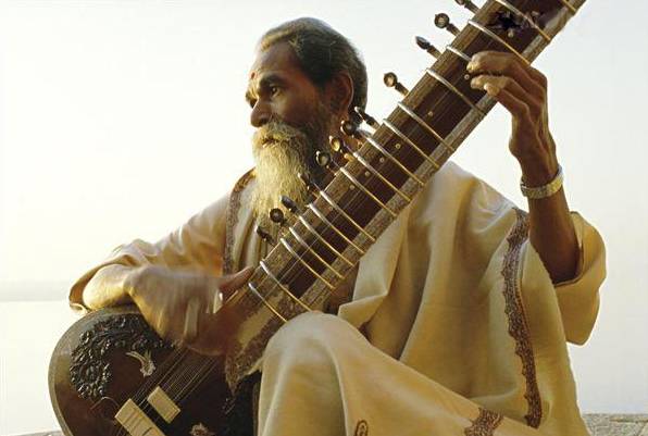 这里要说说这把诞生自宗教圣地的西塔尔琴的神性,由于印度音乐创作