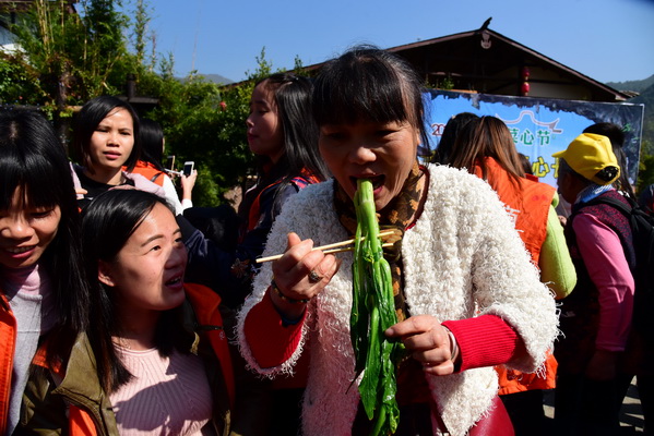 连州菜心节开幕美女看到小鲜肉菜心完全不顾吃相