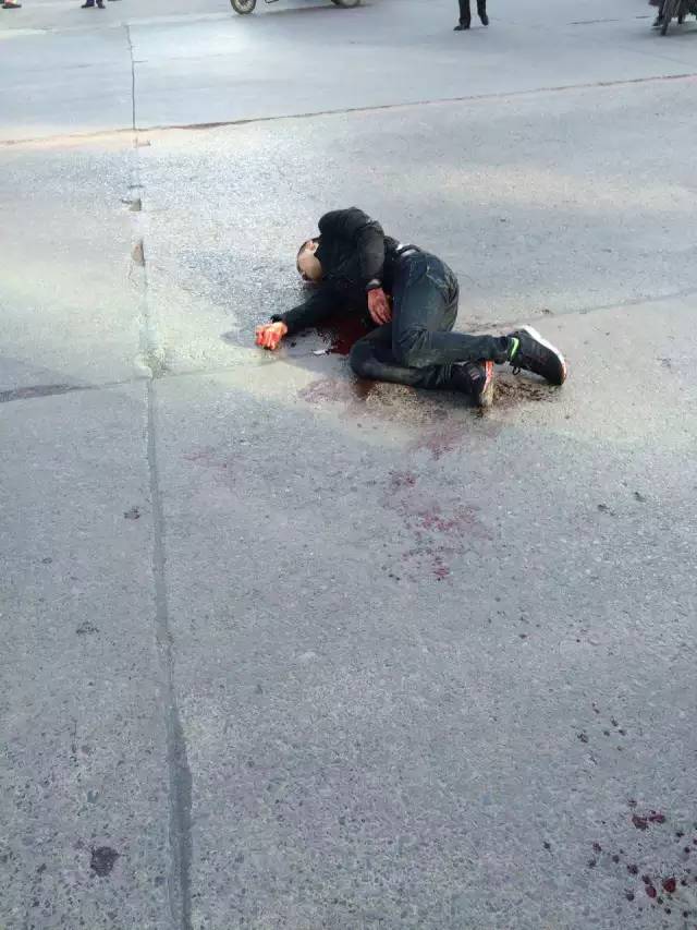 【爆料】晋城中原街一男子躺在地上,浑身都是血……现场拉起警戒线!