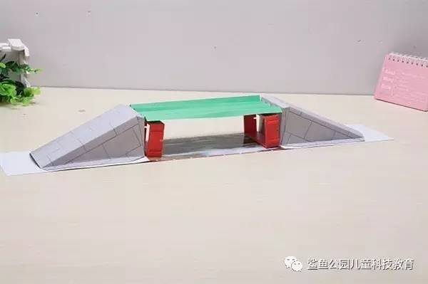 你能够用100张a4纸做成高达20cm的纸桥,支撑住一个人的重量吗?