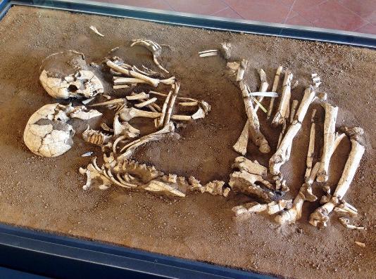 小村庄发现两具白骨,地下拥抱6000年令人难以置信