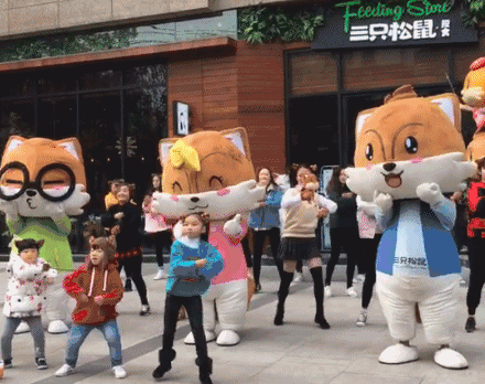 尬舞活动昨天分别在芜湖步行街,金鹰国际及银泰城开展,小松鼠们用松鼠