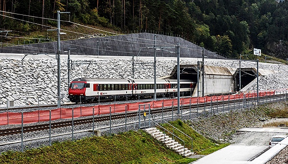 世界最长的铁路隧道图片