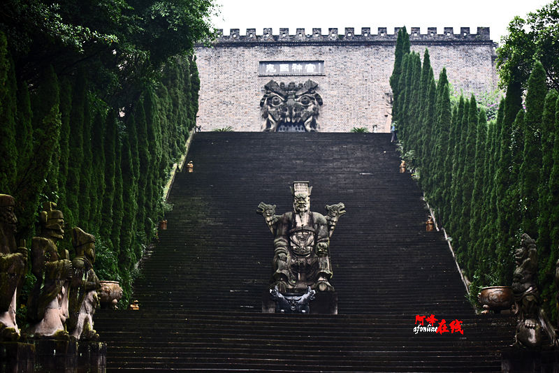 丰都鬼城:人真的该到阴曹地府走一遭