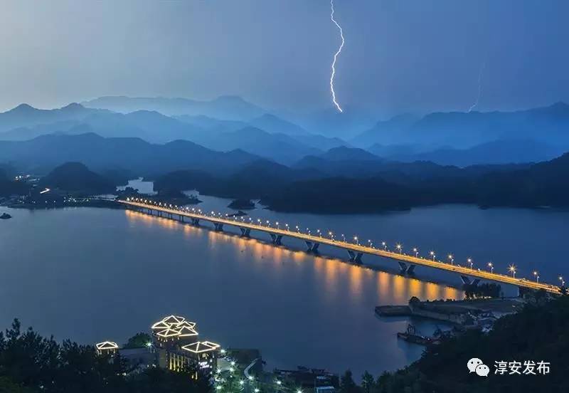 这五年,微公交,公共自行车,花湖,樱花大道等新元素相继涌现,目前城市