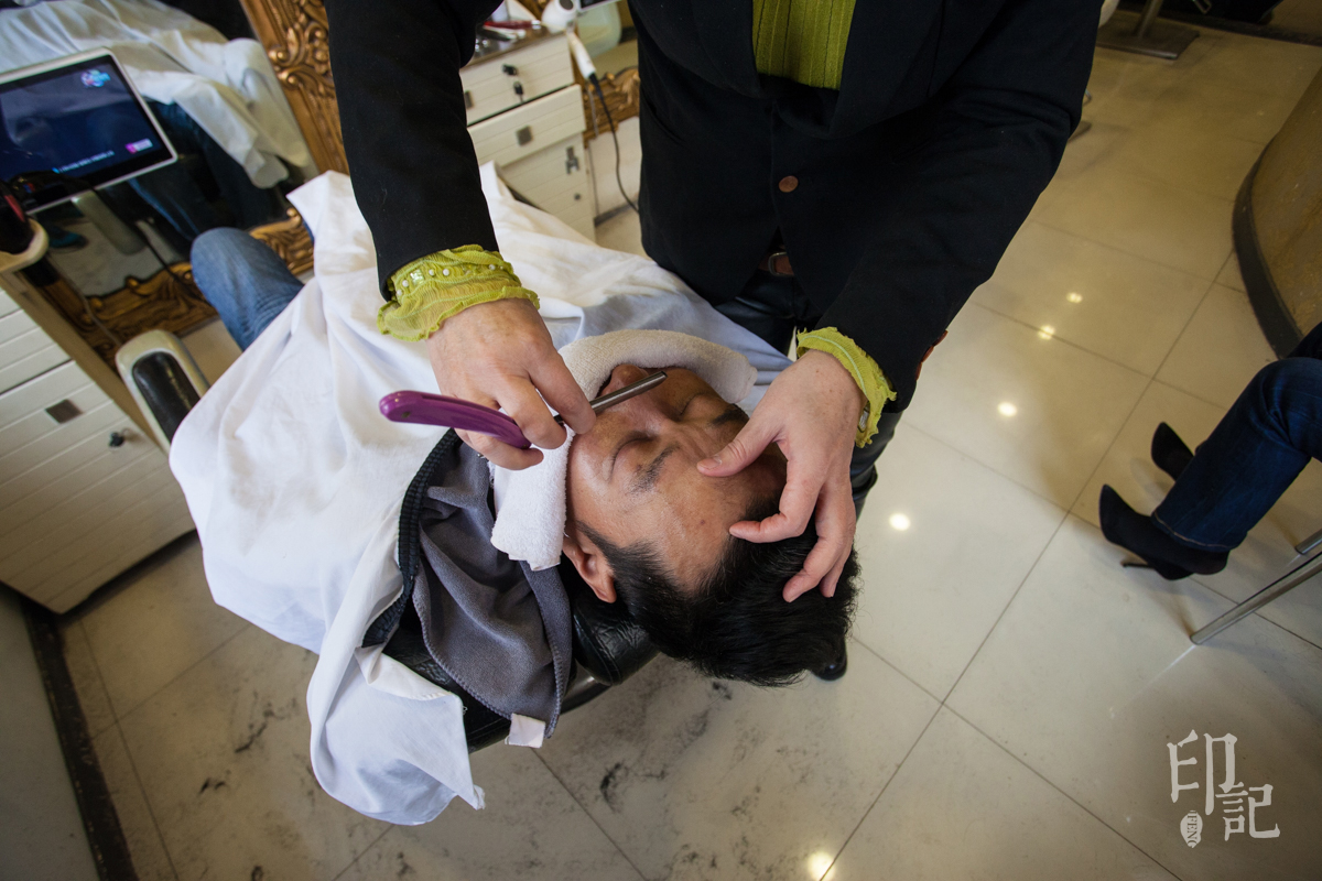 刮脸是理发店传统服务项目之一,现只在部分老理发店出现
