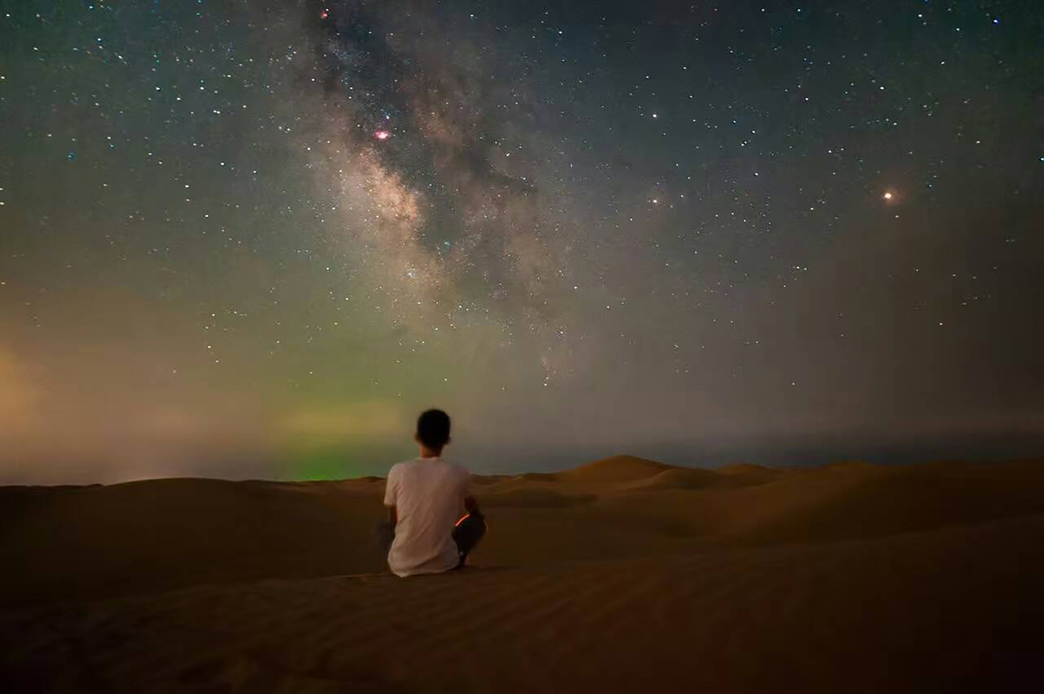 看星星的人:身处生活的窄缝,心存宽广的星空