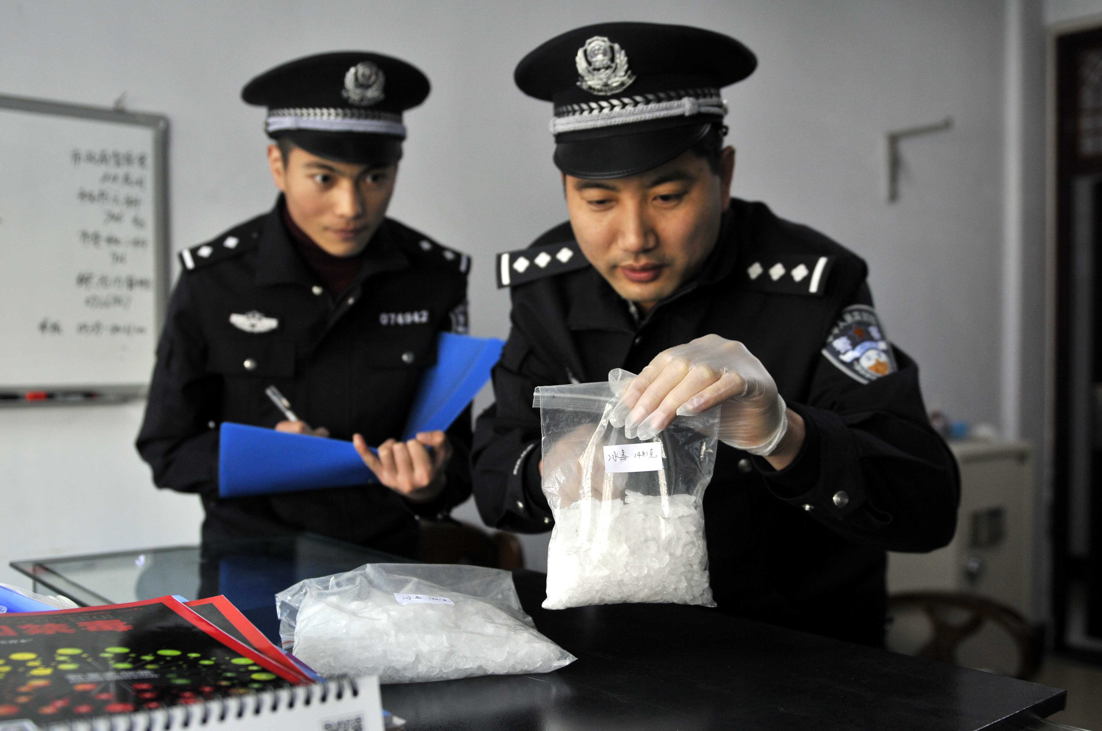 12月14日,山东省郯城县公安局缉毒民警在清点缴获的部分毒品 