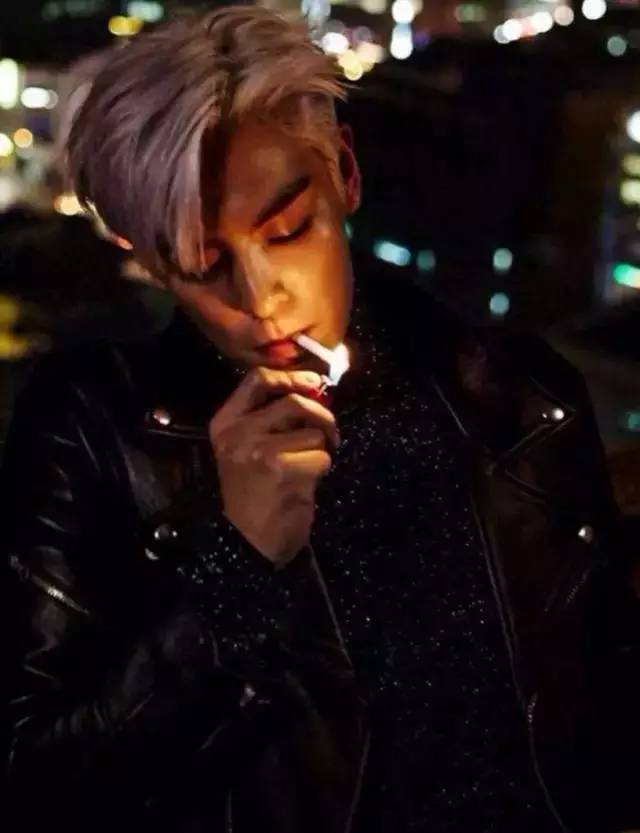 时尚先生刘奕君抽烟图片