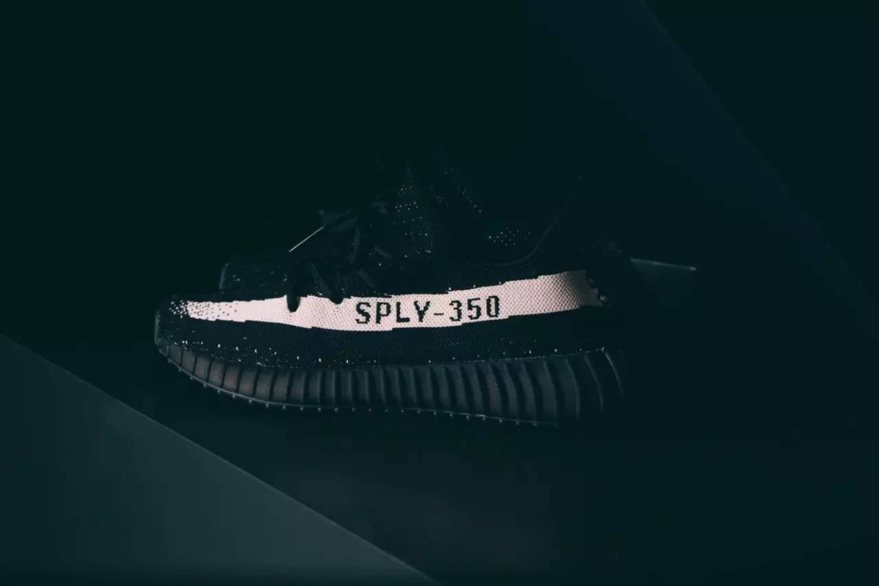 新货热点丨今天下午4点预约 yeezy boost 350 v2 黑白实物近赏