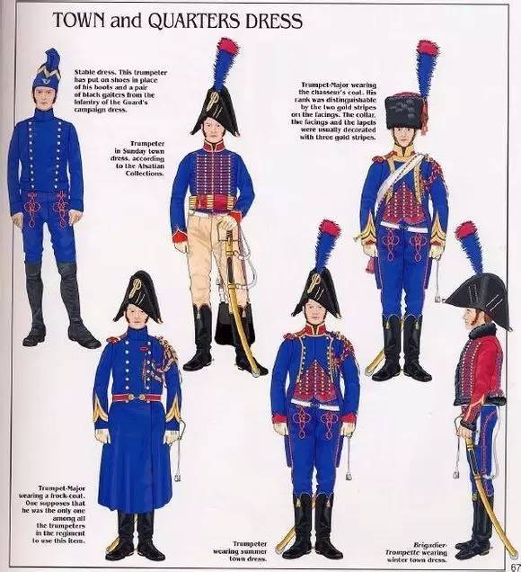 同时期的英军也有类似的军装,不过盘扣的风格更简约一些