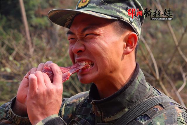 武警极训图谨慎打开生吃牛肉冷水池泡10分钟