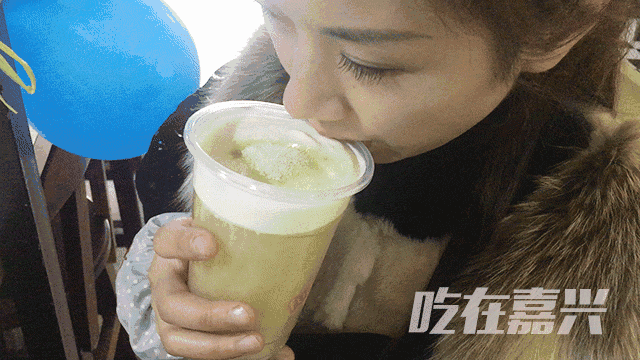 女生喝奶茶侧面的图片图片