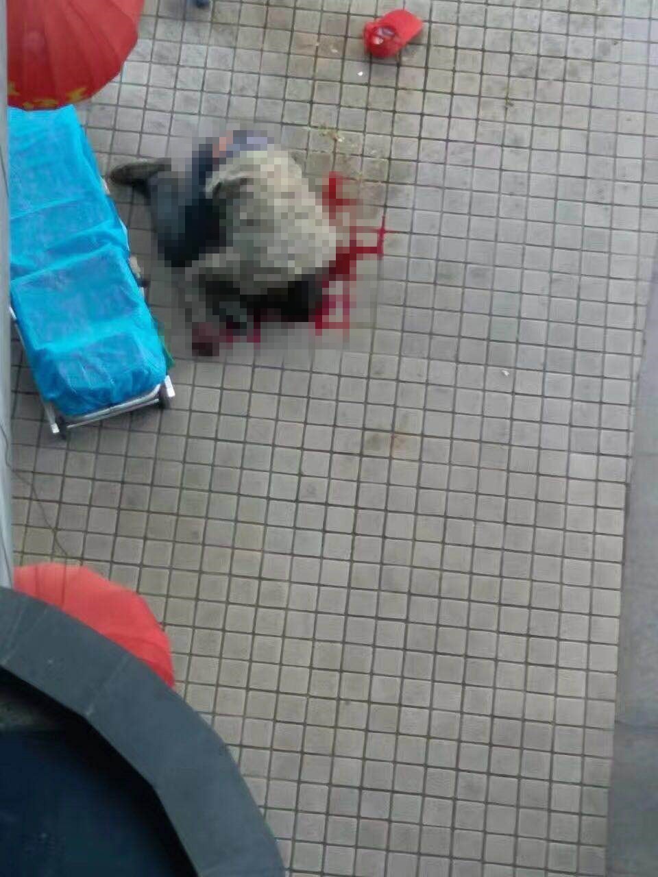 突发!芜湖市中心一广场施工人员从楼上坠落 当场身亡
