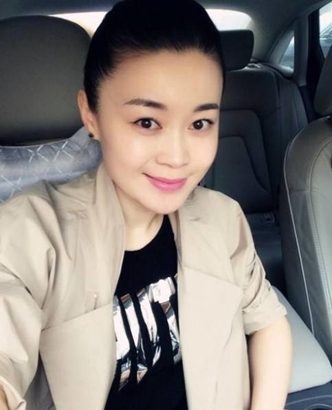 说起关婷娜,她1983年生于黑龙江省七台河市勃利县,在她五六岁的时候