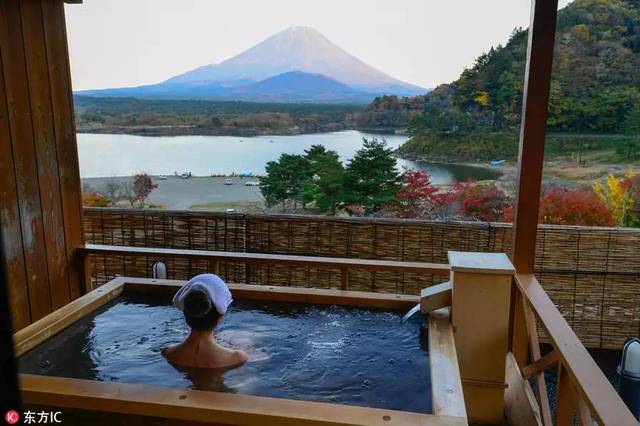 日本特色温泉提供在自然环境下泡汤的条件,美景环绕别有情趣