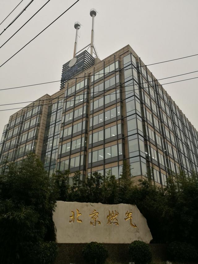 北京燃气总部西城人力社保大厦再往北就到了著名的西直门手机交易市场