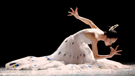 著名舞蹈艺术家杨丽萍模仿孔雀惟妙惟肖,而孔雀舞有一半的美感是在手