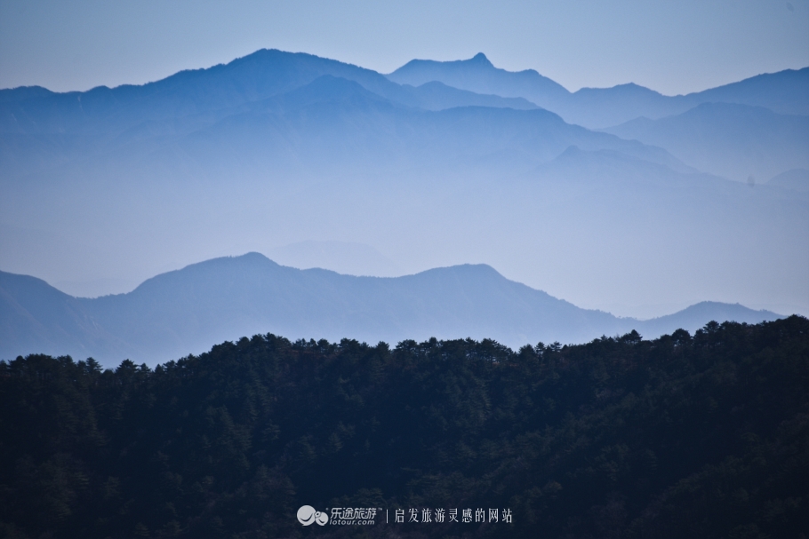 挺进大别山背景图片