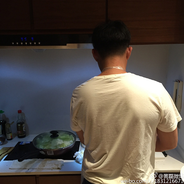 男人厨房做菜背影图片图片