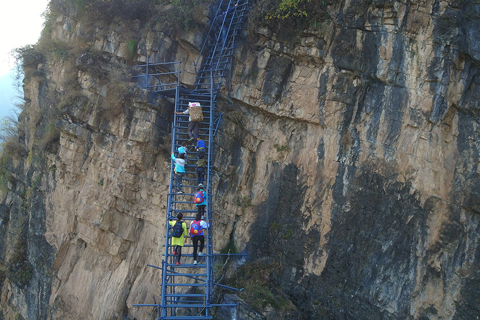 悬崖村最小不过5岁就要爬天梯