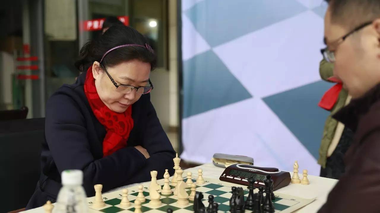 双福育才中学校长陈淑华出席了今天的国际象棋进校园活动