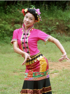 傣族妇女的这种装束,充分展示了女性的胸,腰,臀三围之美,加上所采用
