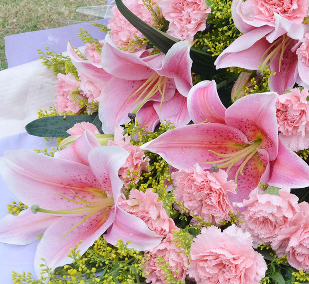 探究美丽又温馨的康乃馨与百合花束秘密