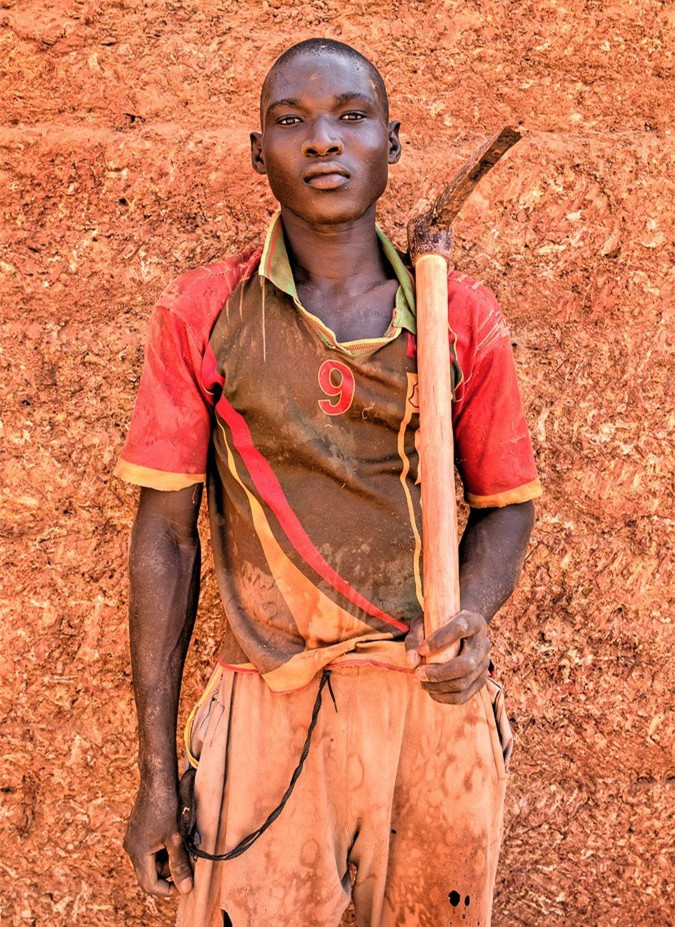 非洲工人从土里刨出那些属于自己的金砖!