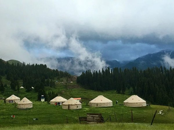 巴音布魯克是個高山牧場, 觀景臺位於巴西里克山頂,雨後天晴,一條彩虹