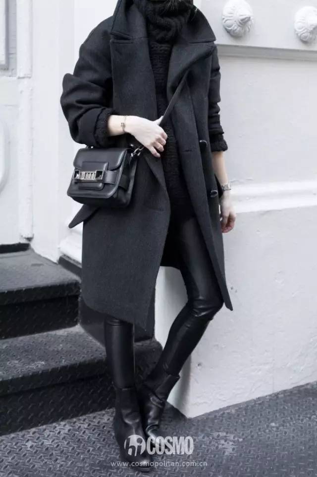这种有层次感的黑色搭配其实并不难,选择一件灰黑色的外套搭配你的