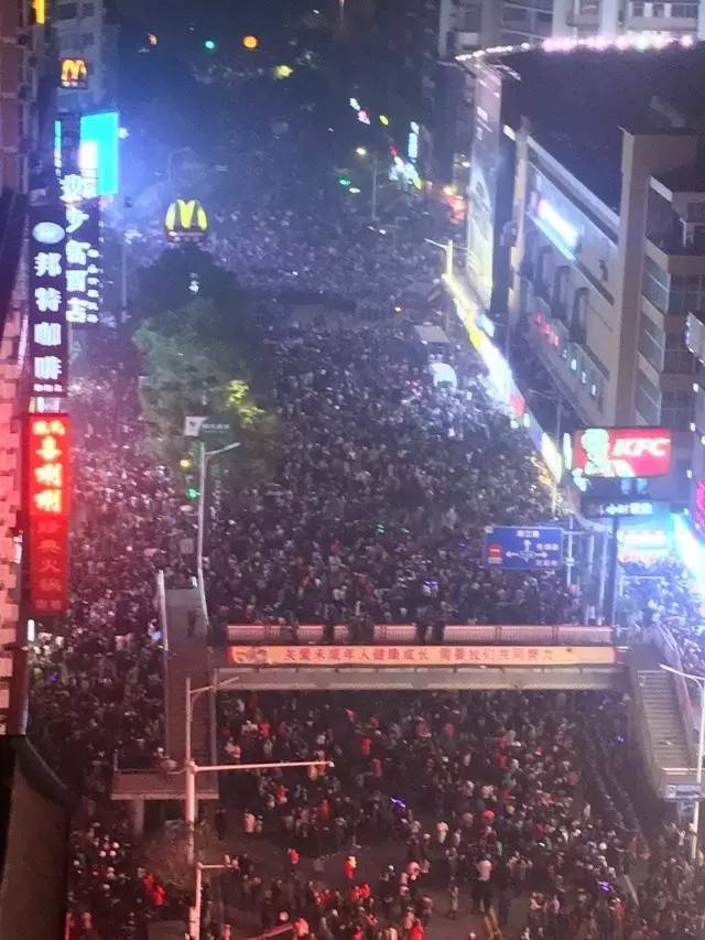 堪比春節人氣爆棚實拍湖南衡陽瘋狂的平安夜