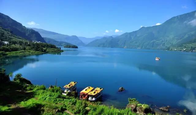 马湖—位于凉山彝族自治州雷波县境内,是一个巨大的,清澈无比,绝无