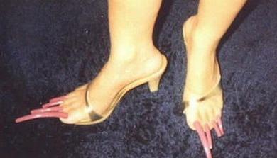 你见过脚趾甲长10厘米的吗?她竟然不能穿鞋子!