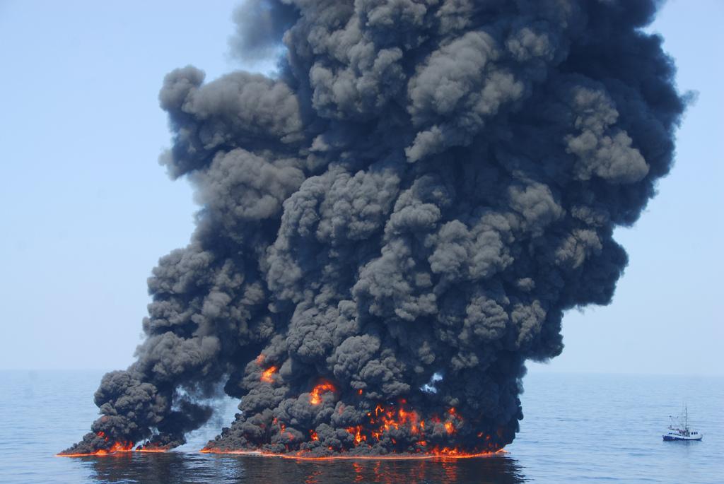 今年最好的灾难大片海上油井瞬间爆炸成烈火地狱