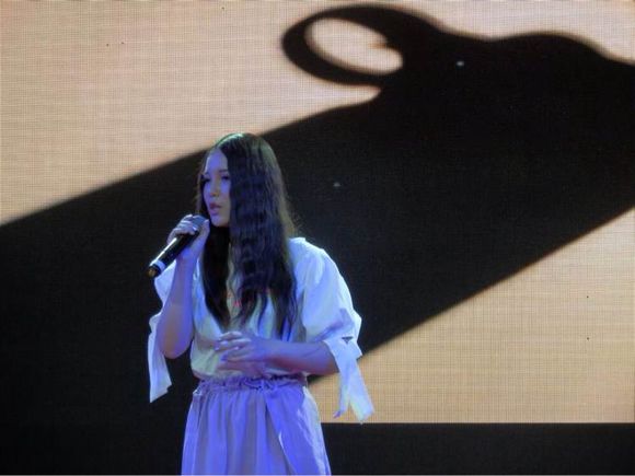 新疆女歌手22岁去世图片