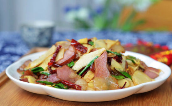 冬笋炒腊肉简介:冬笋炒腊肉是汉族传统名菜之一,以腊肉和冬笋为主料