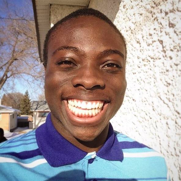 一位黑人小哥每天在ins上分享自己的笑容,看完心情莫名就好了