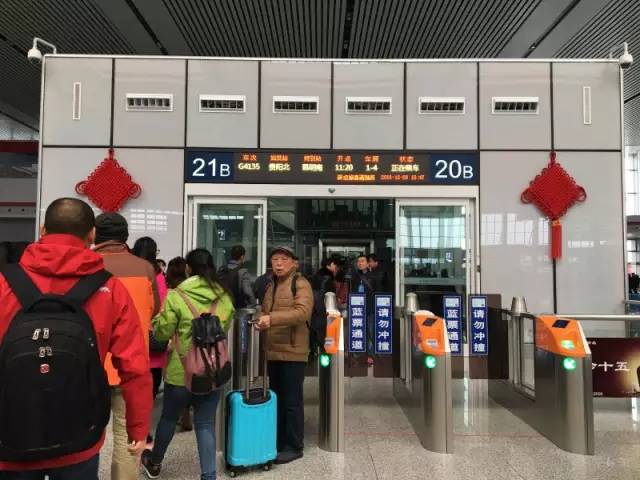 中国最美高铁沪昆高铁今日全线通车!首趟贵阳开往昆明的列车已到站!