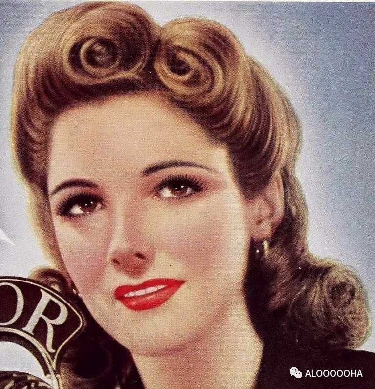▼一个40年代标准发型其实,40年代,尤其还在战中的美国女性中,依旧是
