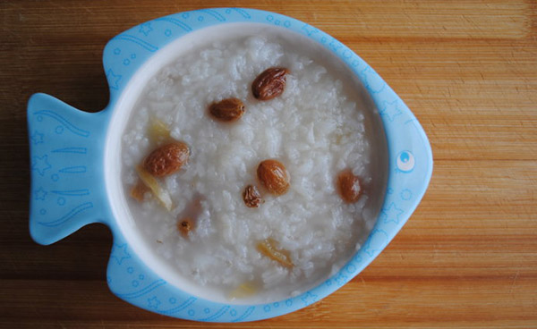 水果减肥食谱6.葡萄干苹果粥