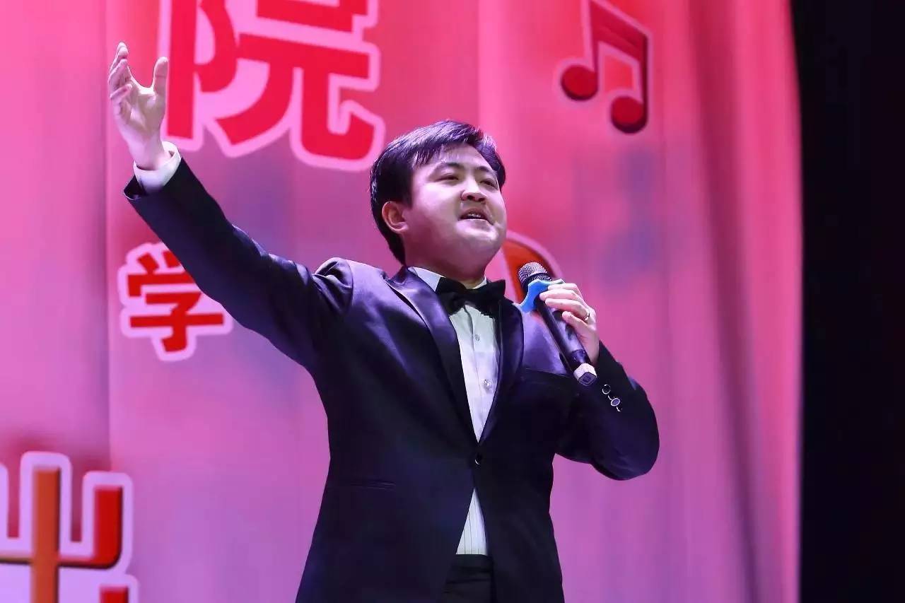 男中音歌唱家王海涛演唱了《我为祖国献石油》和新疆民歌《手挽手》