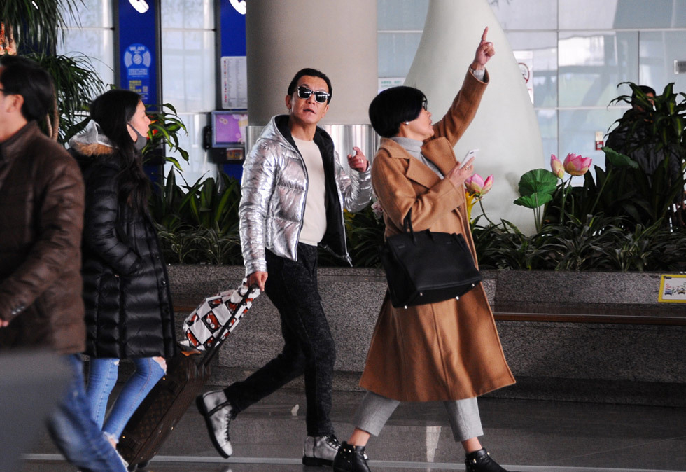 12月29日,李咏,哈文夫妇携女儿回京现身机场